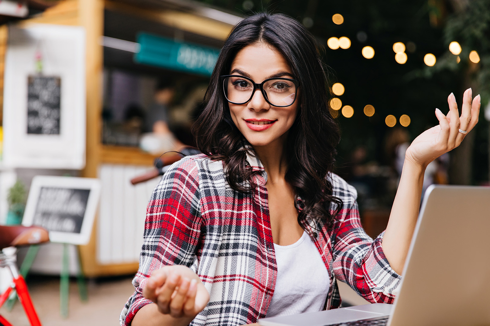 Mujer emprendedora latinoamericana sonriendo
